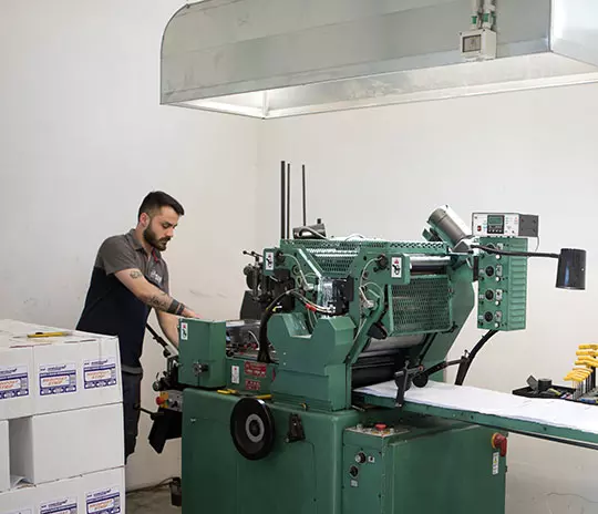 dipendente Satip alle prese con una stampa tipografica